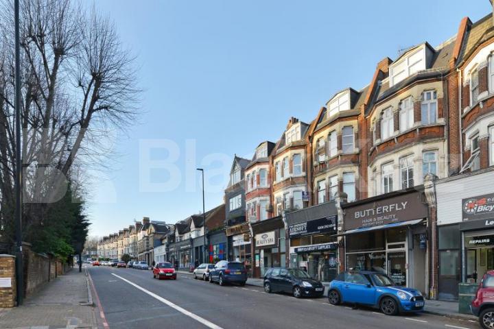 			LARGE STUDIO WITH BALCONY!, Studio Apartment, 1 bath, 1 reception Flat			 Archway Road, HIGHGATE 
